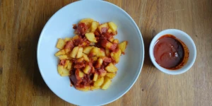 Patatas Bravas - Spanish spicy potatoes with sauce