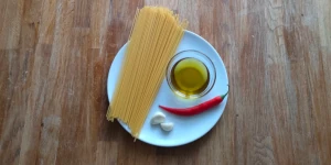 Spaghetti Aglio, Olio e Peperoncino - Italian Garlic Chili Pasta ingredients