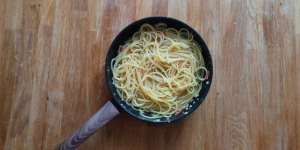 Spaghetti Aglio, Olio e Peperoncino - Italian Garlic Chili Pasta - preparation-4